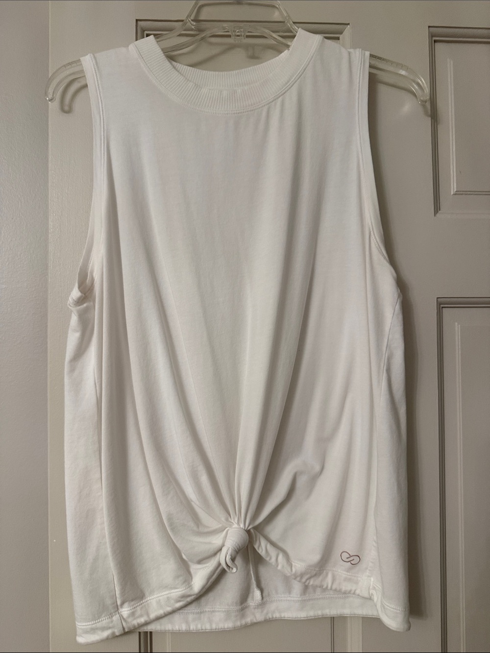 CALIA by Carrie Underwood White Knot-Front Sleeveless Tank